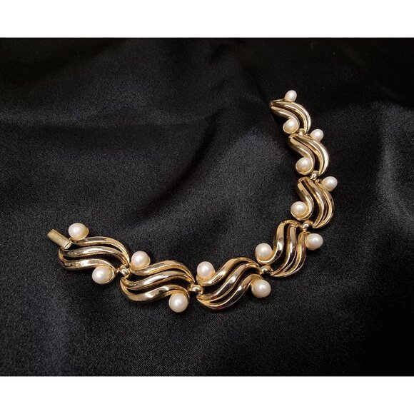 Vintage TRIFARI 1960s Gold-Tone Bracelet With Faux Pearls - Picture 1 of 6